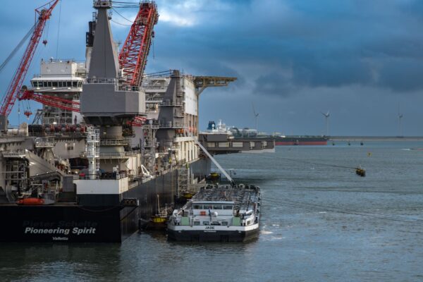 pioneering spirit, allseas, jade, bunkering ams, maasvlakte